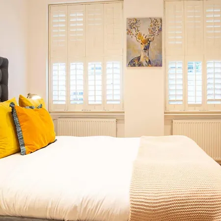 Bright Chelsea Garden Nest * London