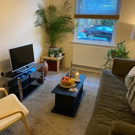 35 Mins To London. 3 Bedrooms. 2 Bathrooms With Garden * London