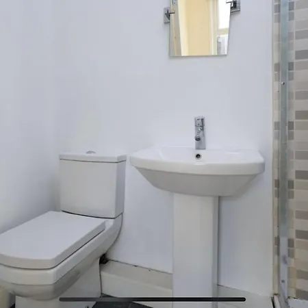 35 Mins To London. 3 Bedrooms. 2 Bathrooms With Garden *