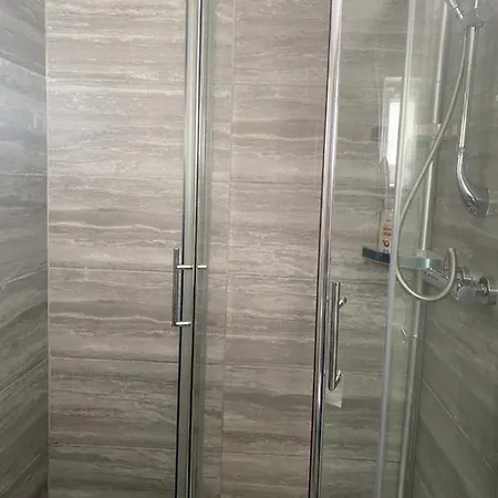 Station Five Bedroom Self Contained House 3* Abbey Wood