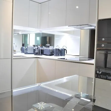 Luxurious 1 Bedroom With Gym And Roof Terrace London