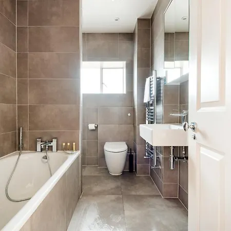 Stunning One Bedroom In Location Apartment