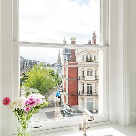 Stunning One Bedroom In Location Apartment *