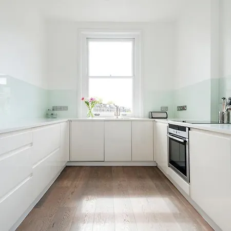 Stunning One Bedroom In Location Apartment *