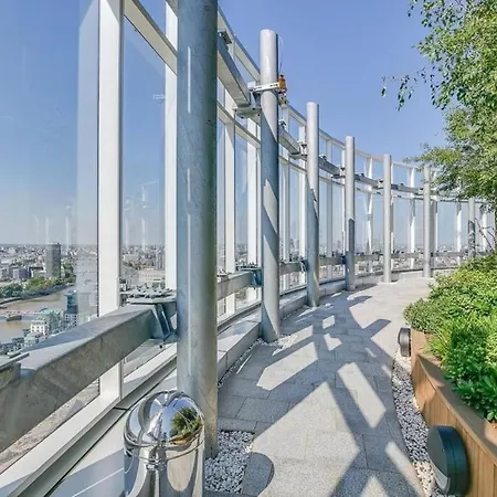 Luxurious 1 Bedroom With Gym And Roof Terrace Apartment London