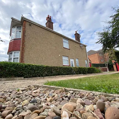 Daring Heights, A Cosy Detached Close To Heathrow With Secure Gated Parking Hayes (Greater London)