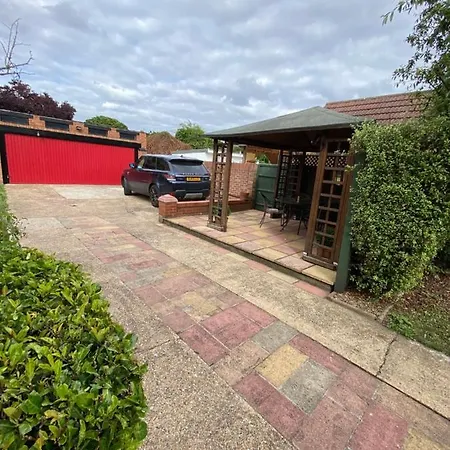 Holiday home Daring Heights, A Cosy Detached Close To Heathrow With Secure Gated Parking *