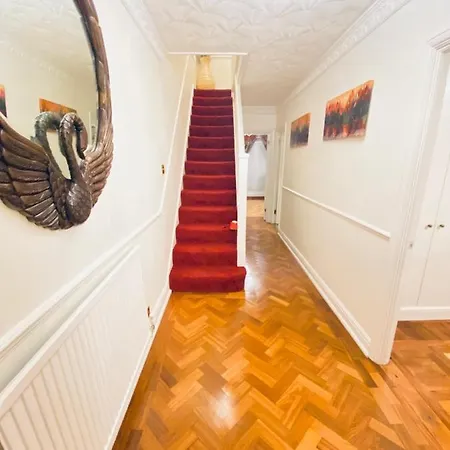 Daring Heights, A Cosy Detached Close To Heathrow With Secure Gated Parking