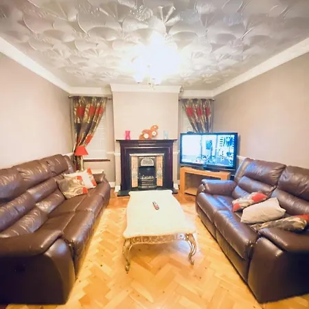 Daring Heights, A Cosy Detached Close To Heathrow With Secure Gated Parking Holiday home *