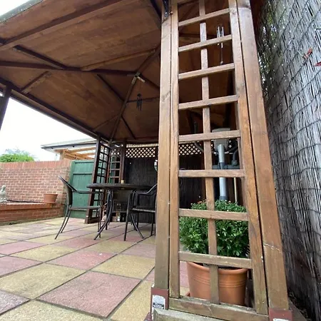 Holiday home Daring Heights, A Cosy Detached Close To Heathrow With Secure Gated Parking Hayes (Greater London)