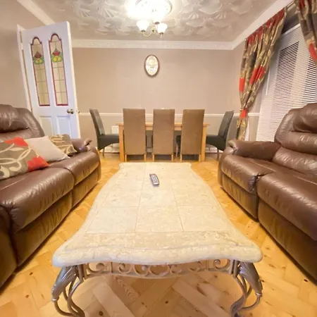 Holiday home Daring Heights, A Cosy Detached Close To Heathrow With Secure Gated Parking *