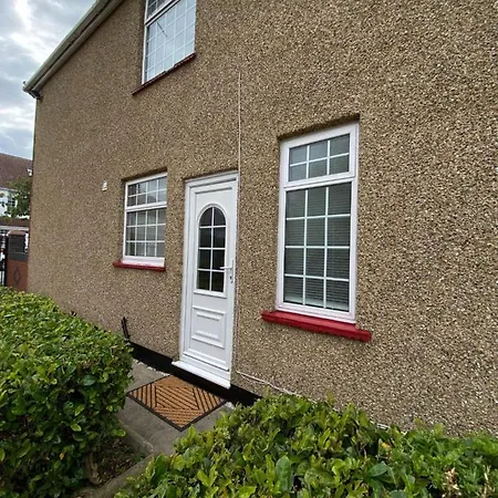 Daring Heights, A Cosy Detached Close To Heathrow With Secure Gated Parking * Hayes (Greater London)