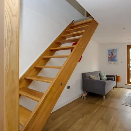 Apartment Spacious 3 Bedroom With Large Balcony London