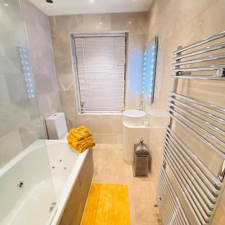 Holiday home Daring Heights, A Cosy Detached Close To Heathrow With Secure Gated Parking *