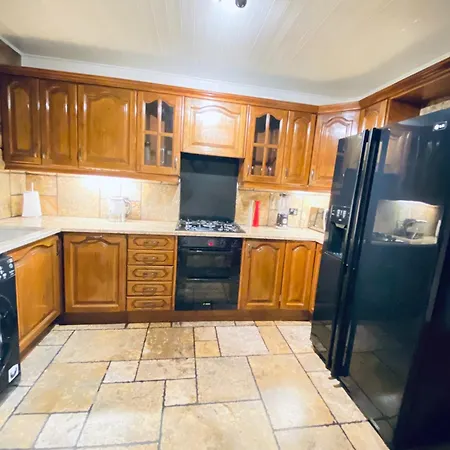 Holiday home Daring Heights, A Cosy Detached Close To Heathrow With Secure Gated Parking Hayes (Greater London)
