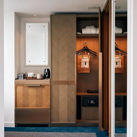 Page8, Page Hotel Londýn