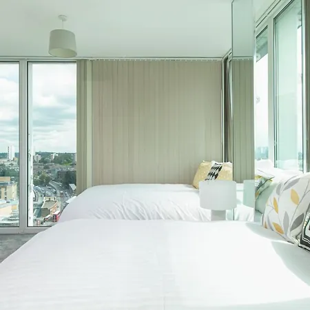Skyvillion - 3bed Penthouse Near Airport, O2 Arena, Excel Centre With Parking *