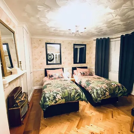 Holiday home Daring Heights, A Cosy Detached Close To Heathrow With Secure Gated Parking Hayes (Greater London)