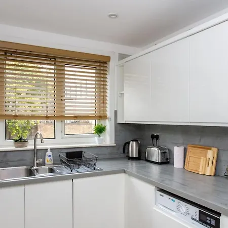Apartment Spacious 3 Bedroom With Large Balcony London