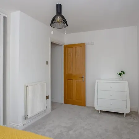Apartment Spacious 3 Bedroom With Large Balcony *