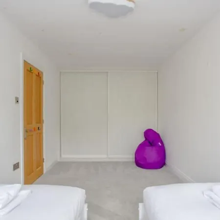 Spacious 3 Bedroom With Large Balcony London