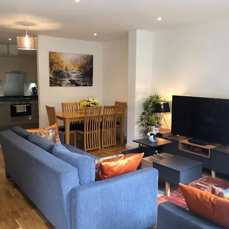 Fw Haute Apartments: Queensbury Ground Floor With Wi-fi And Parking Apartment Harrow