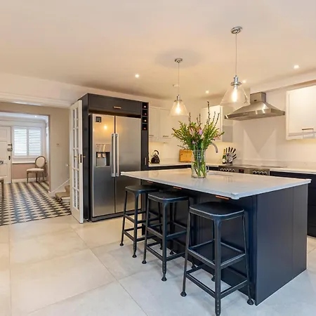 Joivy Stunning 3 Bed,2 Bath House With Roof Terrace In Chelsea * London