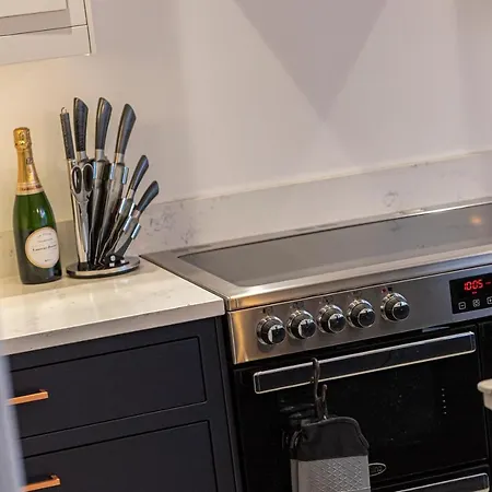 Joivy Stunning 3 Bed,2 Bath House With Roof Terrace In Chelsea *