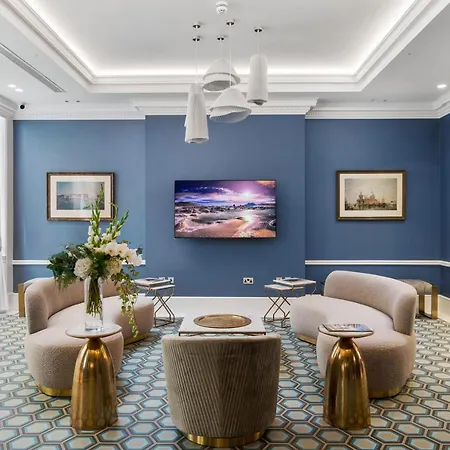 Commodore Hotel