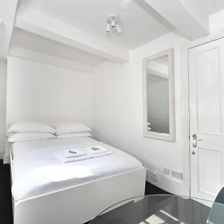 Soho, Piccadilly & Chinatown - Two Bedroom & Two Double Beds Londra