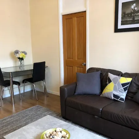 Entire Flat Very Comfortable 1 Bedroom Apartment