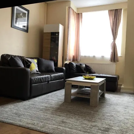 Entire Flat Very Comfortable 1 Bedroom *