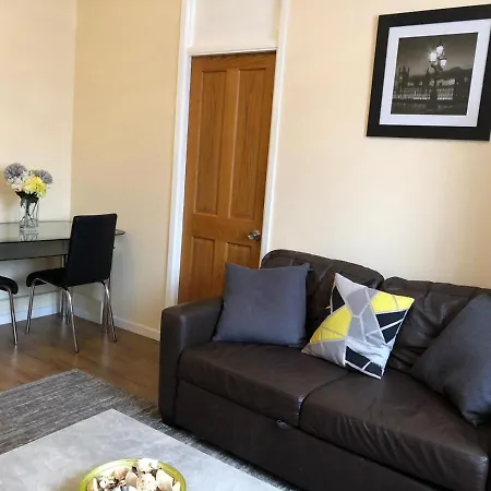 Entire Flat Very Comfortable 1 Bedroom Apartment