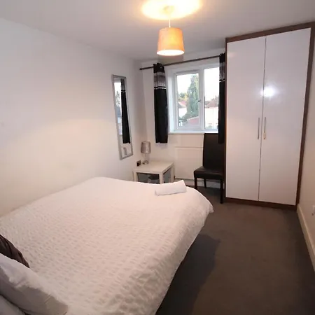 Holden Court - 3 Apartment *