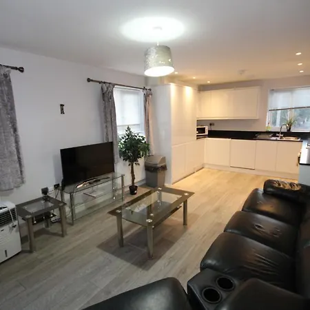 Holden Court -apt 4 *