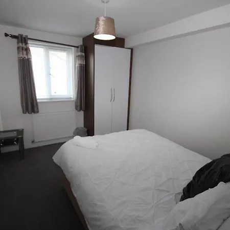 Holden Court -apt 4 *