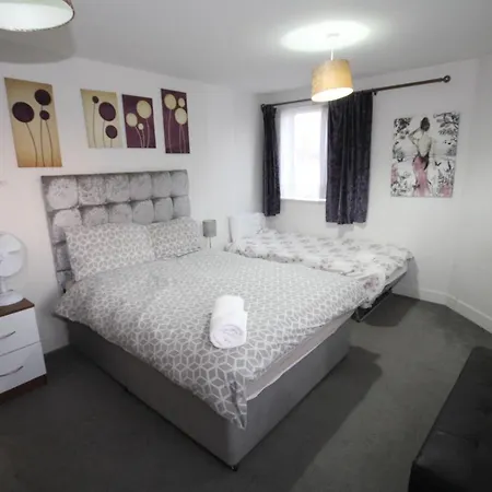 Holden Court - 3 * West Drayton (Middlesex)