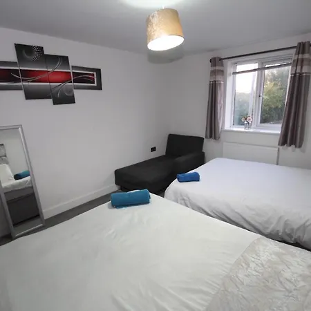 Holden Court -apt 4 *