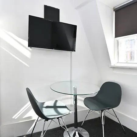 Soho, Piccadilly & Chinatown - Two Bedroom & Two Double Beds Londra