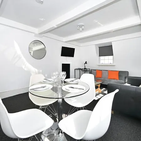 Soho, Piccadilly & Chinatown - Two Bedroom & Two Double Beds Londra