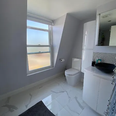 3 Bed In Colliers Wood Apartment *
