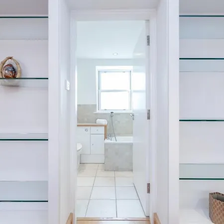 Beautiful 1 Bedroom In Victoria