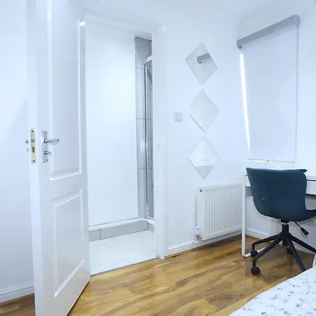 Cosy With En-suite Bathroom And Shared Kitchen *