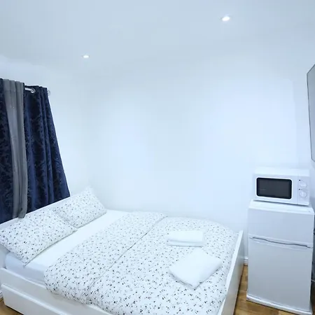 Cosy With En-suite Bathroom And Shared Kitchen Apartment