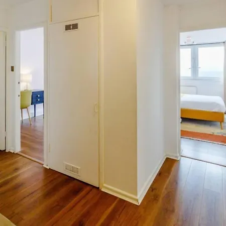 Super Spacious 2 Bedroom Apt 20mn From Central. Apartment London