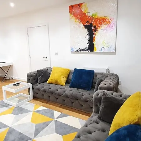 Garland Modern 3 Bedroom House Westfield - Stratford Apartment