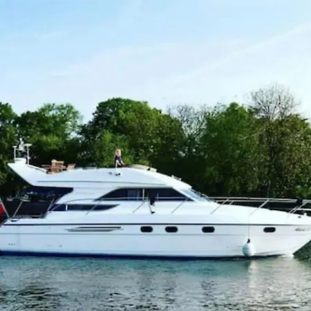 Yacht -central St Kats Dock Tower Bridge Londres