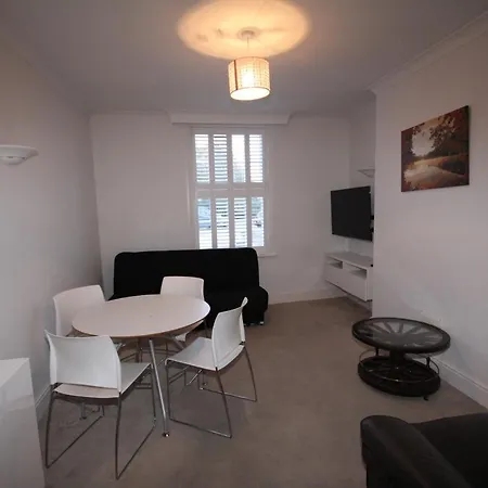 Apartment Hill Court, Uxbridge *