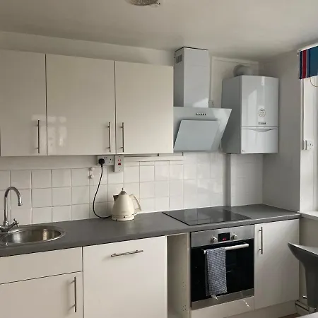 Homestay Bedroom With An Office Desk In A Shared 2 Bedroom Flat Near Canary Wharf