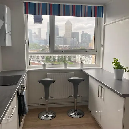 Bedroom With An Office Desk In A Shared 2 Bedroom Flat Near Canary Wharf Homestay *
